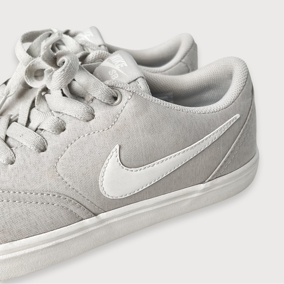 Nike SB Check Solarsoft Low Top Sneaker - Picture 2 of 12